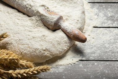 Hamuru merdane ahşap tablo ile