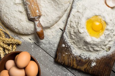 Ahşap masa ekmek için malzemeler