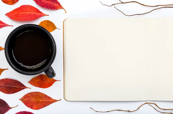 Kleurrijke herfstbladeren met notitieblok openen en kopje koffie — Stockfoto