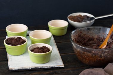 Koyu ahşap masa üzerinde çikolatalı pasta hamur hazırlama