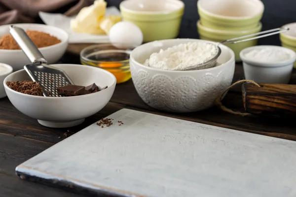 Ингредиенты для приготовления шоколадного торта с местом для вашей проду — стоковое фото