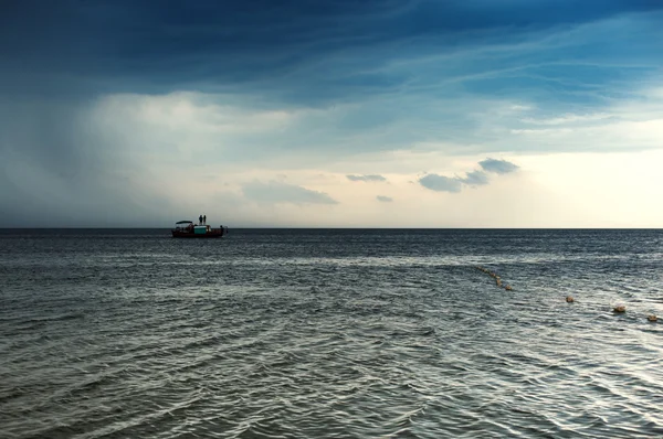 Barco de mar en el fondo del cielo nublado — Foto de Stock