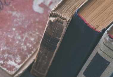 Eski püskü kitap yığını kapat