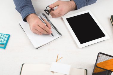 Merkez büroda çalışan bir adam.