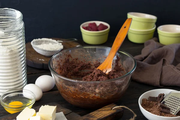 Продукты питания для приготовления шоколадного десерта на темной деревянной та — стоковое фото