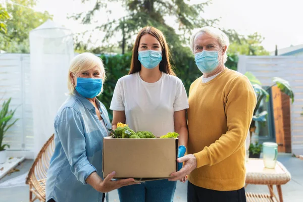 Vrijwilliger Leveren Boodschappen Aan Oudere Vrouw Man Met Gezichtsmasker Donatie — Stockfoto