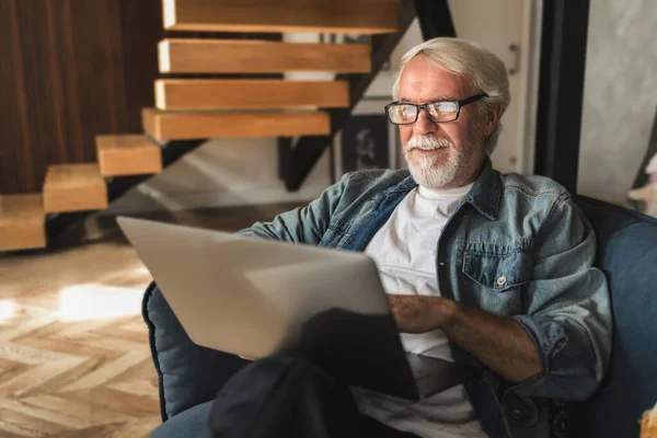 Oudere Man Met Bril Met Grijs Haar Baard Zit Thuis — Stockfoto