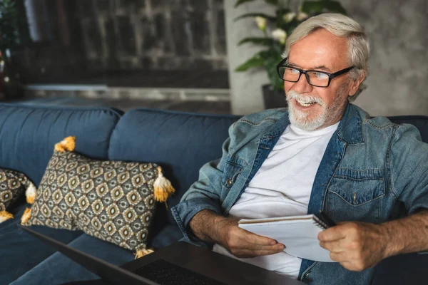 Usmívající Starší Profesor Provádět Line Lekci Pomocí Notebooku Starší Muž — Stock fotografie