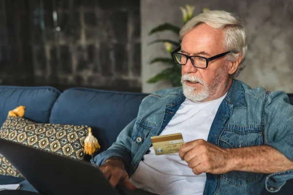 Emeklilik Yaşının Portresi Internette Kredi Kartıyla Bilgisayardan Alışveriş Yapıyor Kıdemli — Stok fotoğraf