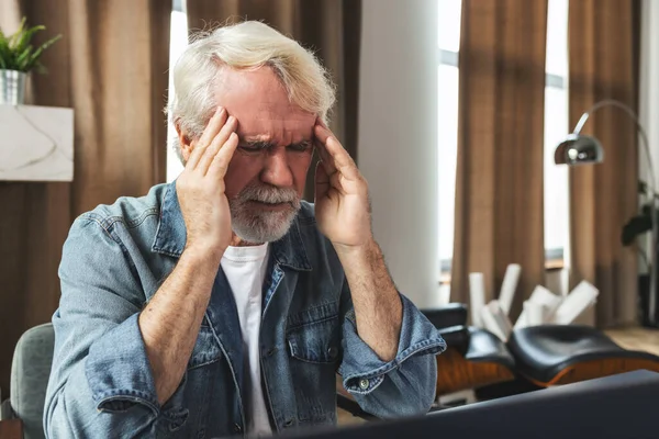 Äldre Man Som Håller Huvudet Upplever Huvudvärk Och Stress Grund — Stockfoto