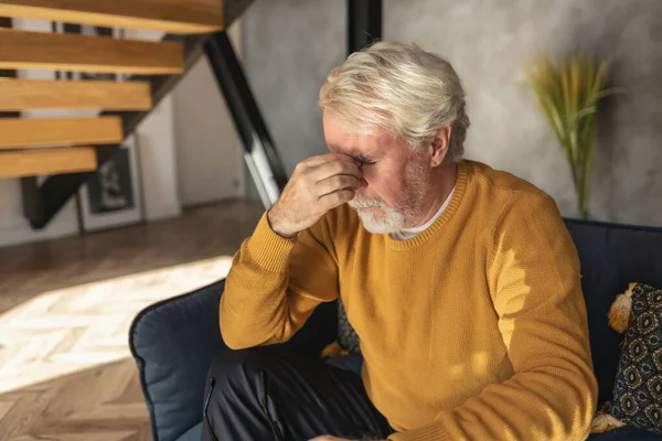 Oudere Man Die Stress Ervaart Heeft Hoofdpijn — Stockfoto