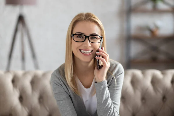 Vacker Blond Kvinna Med Brett Leende Kommunicerar Telefonen Medan Sitter — Stockfoto