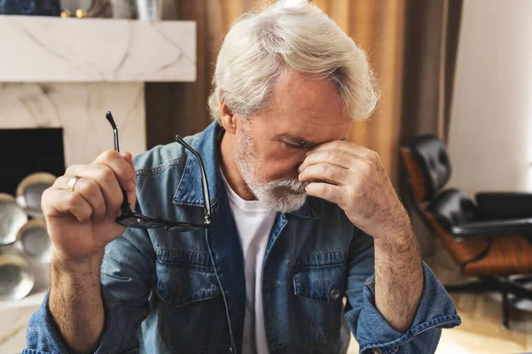 Κουρασμένοι Άνδρες Αισθάνονται Πόνο Στέλεχος Των Ματιών Κρατά Γυαλιά Τρίψιμο — Φωτογραφία Αρχείου