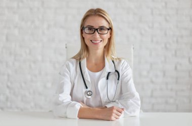 Psikolog online hasta randevuları düzenliyor.