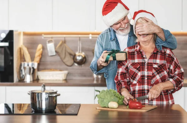 Noel Konsepti Için Hazırlık Adam Karısının Gözlerini Kapar Mutfağında Hediyesini — Stok fotoğraf