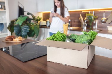 Eve erzak teslimatı. Çevrimiçi karantinada ürün sıralaması