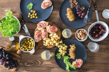 Aperatifli yemek masası, fırında patates ve salata.