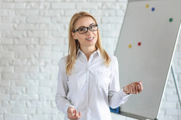 Businesswoman Vede Konferenci Pozadí Tabule — Stock fotografie