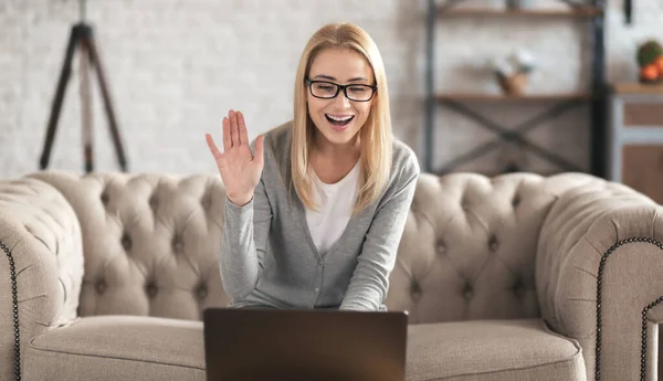 Krásná Mladá Blond Žena Pracující Notebookem Doma Nebo Video Chatem — Stock fotografie