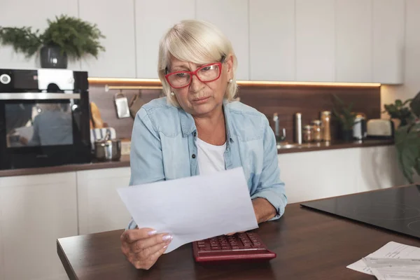 Donna Adulta Guardando Bolletta Della Luce — Foto Stock