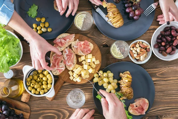 Ovanifrån Tre Personer Som Äter Middag Tillsammans Rustika Träbord Vänner — Stockfoto