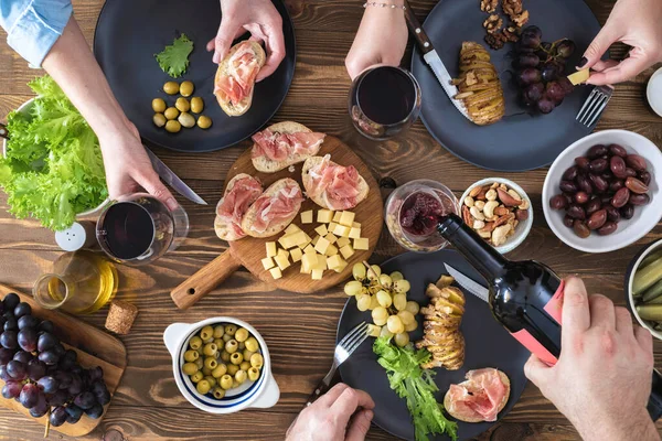 Visão Superior Grupo Pessoas Jantando Juntas Jantar Com Conceito Amigos — Fotografia de Stock