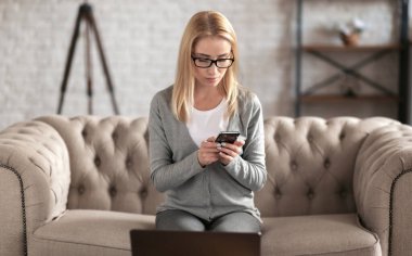 Evde çalışan güzel, ciddi bir kadın.