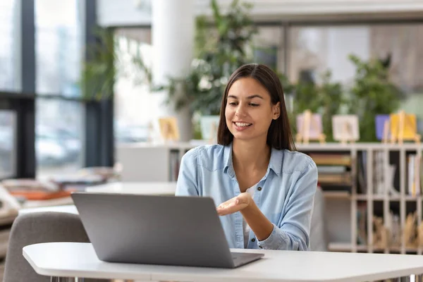 Bela Jovem Funcionária Conversa Sobre Videochamada Mesa Usando Laptop Conceito — Fotografia de Stock