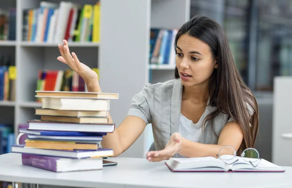 Hermoso Estudiante Frustrado Sentado Una Biblioteca Universitaria Resentido Mucho Homewor — Foto de Stock