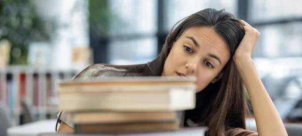 Στρεσαρισμένη Φοιτήτρια Κοιτάζει Μια Στοίβα Βιβλία Και Κρατάει Κεφάλι Της — Φωτογραφία Αρχείου