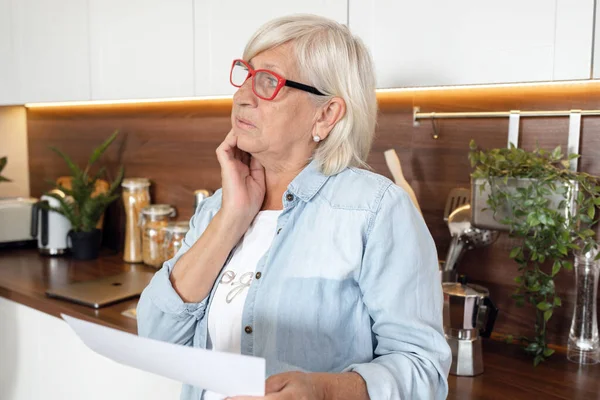 Upprörd Vuxen Kvinna Ekonomiskt Stressad Och Pressad Bolån Allvarligt Orolig — Stockfoto