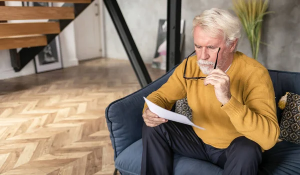 Hombre Adulto Leyendo Carta Con Cara Confusa Servicio Social —  Fotos de Stock