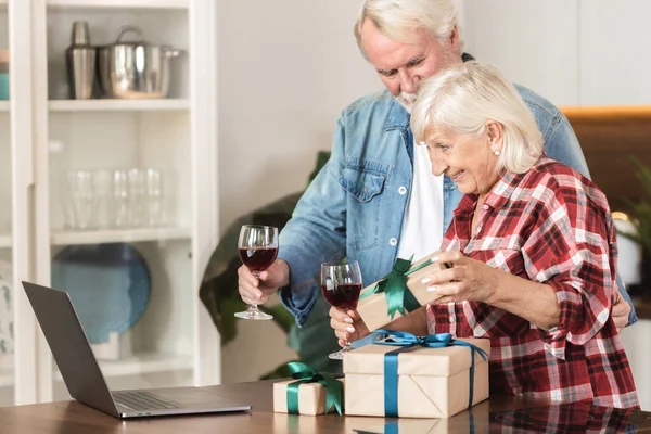 Coppia Adulta Che Celebra Anniversario Chatta Sul Computer Portatile Tramite — Foto Stock