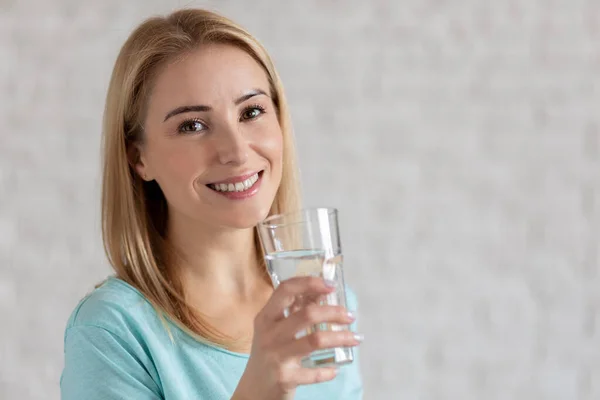 Portrait Happy Smiling Young Woman Glass Fresh Water Healthy Lifestyle — Stock Photo, Image