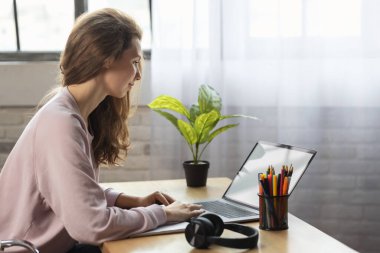 Genç öğrenci evde online çalışıyor..