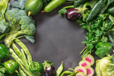 Vejetaryenler için protein kaynağı. Sağlıklı gıdaların üst görüntüsü: sebze çerçevesi, süper yiyecekler, koyu arkaplanda yapraklı sebzeler.