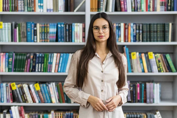 Estudante Bonita Contra Pano Fundo Das Estantes Biblioteca Estudo Conceito — Fotografia de Stock