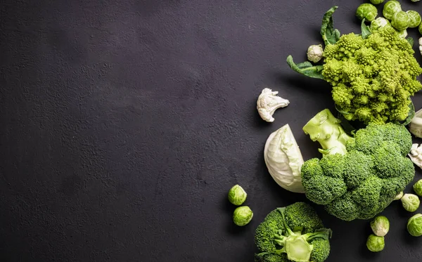 各种卷心菜的黑色背景 绿色蔬菜 健康饮食食品 — 图库照片