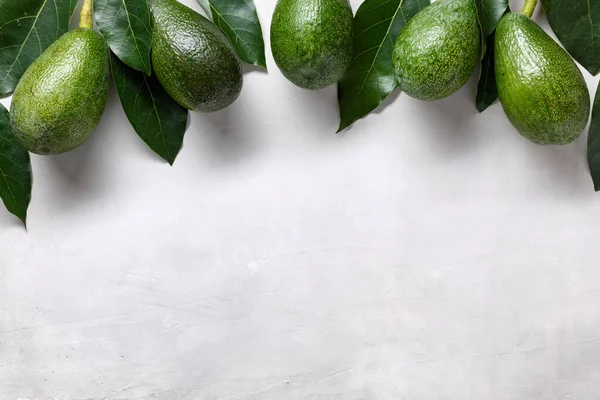 Reife Avocado Mit Blättern Auf Weißem Hintergrund Mit Platz Für — Stockfoto