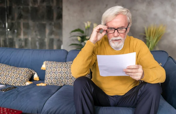 Volwassen Man Leest Brief Met Verwarde Gezicht Van Sociale Dienst — Stockfoto