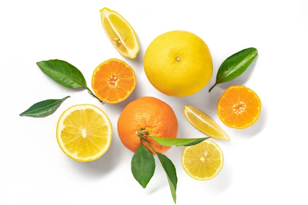 グレープフルーツ オレンジ みかん レモンを背景にした夏のトロピカルフルーツ フラットレイアウト トップビュー — ストック写真