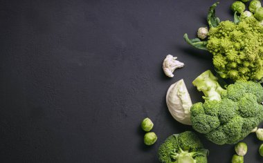 Siyah arka planda çeşitli lahana ve sebzeler. Üst Manzara. Boşluğu kopyala