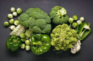 Taze lahana ve sebzeler siyah arka plan. Üst Manzara. Düz yatıyordu