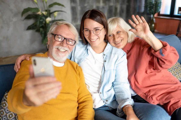 Två Generationer Familj Glada Äldre Människor Med Vuxen Dotter Gärna — Stockfoto