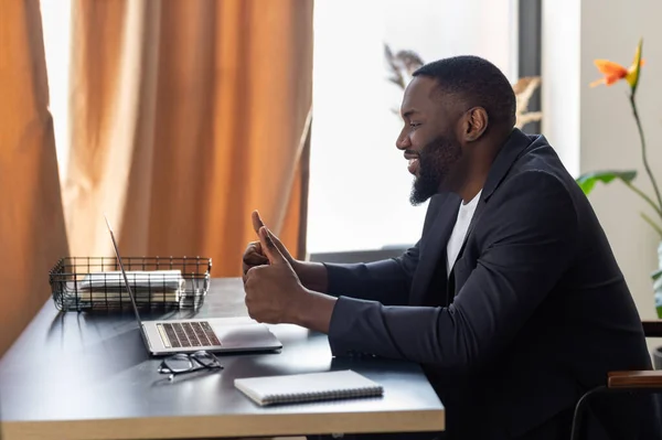 Gelukkig Jonge Afro Amerikaanse Deelnemen Aan Virtuele Onderhandelingen Afstand Teleconferentie — Stockfoto