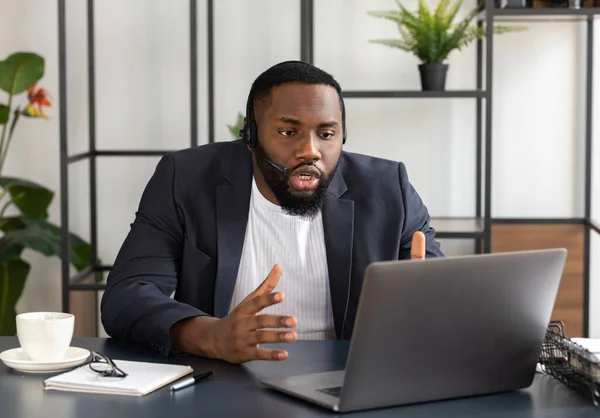 Boze Baas Praat Met Zijn Collega Laptop Videogesprek Concept Van — Stockfoto