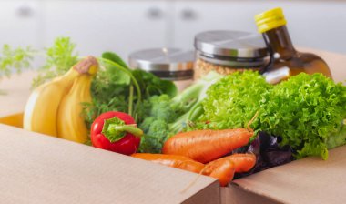 Yemek teslimatı ya da bağış konsepti. Mutfakta dolu bir kutu yemek var.