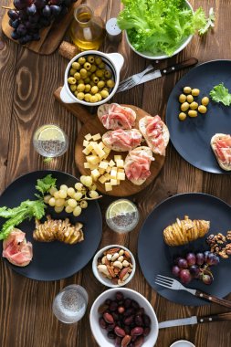 Yemek masası konsepti. Jambonlu, peynirli, fırında patatesli, zeytinli ve şaraplı zeytinli