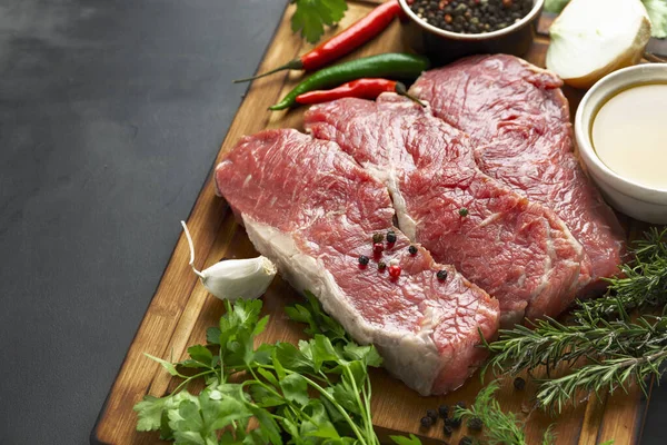 Carne Fresca Res Tabla Cortar Sobre Fondo Oscuro Con Ingredientes — Foto de Stock