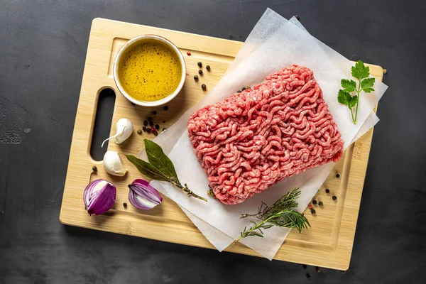 Fresh Ground Beef Cutting Board Dark Background Ingredients Cooking Top — Stock Photo, Image